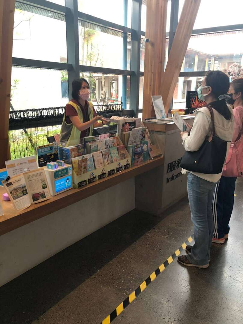 服務櫃檯前劃設1.5公尺停止線