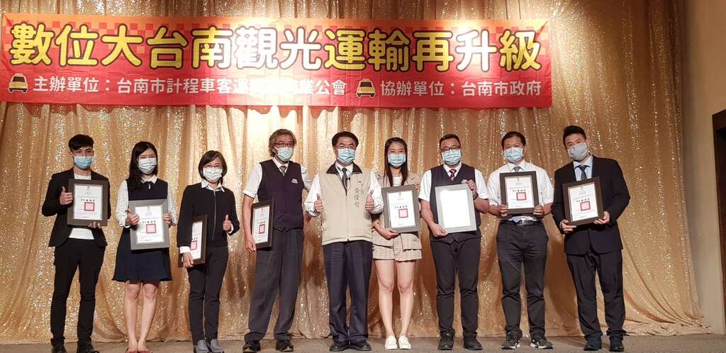 黄市长与本次培训课程满分者合影