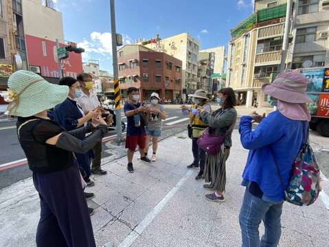 於市区宣导洗手标准动作