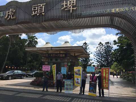 虎头埤风景区於门口加强防疫宣导