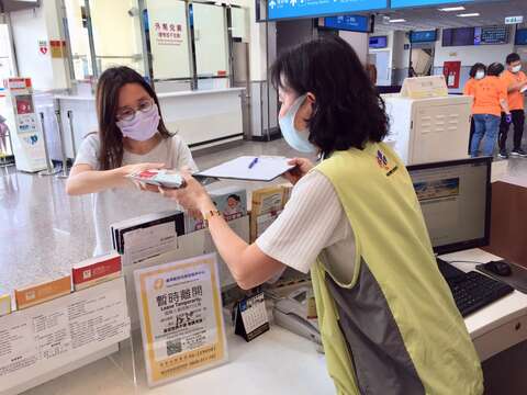 遊客開心領取打卡禮-台南航空站旅遊服務中心