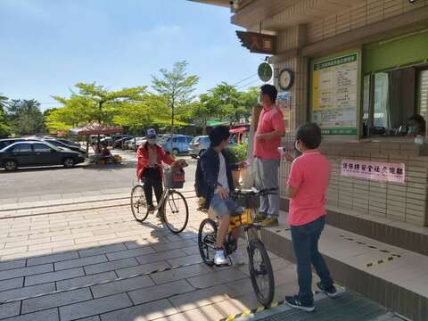 虎头埤风景区帮游客量额温