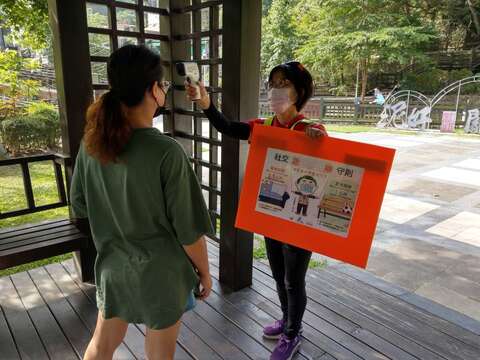 關子嶺寶泉公園旅服人員幫忙量額溫並宣導防疫措施