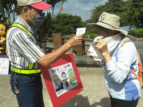 水火同源帮游客量体温并宣导维持安全社交距离