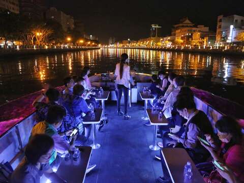 防疫五月天搭船夜遊安平運河