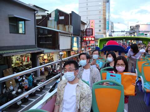 防疫五月天搭雙層巴士迺街