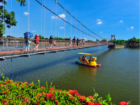 游客走在虎头埤的天桥上欣赏湖光水色