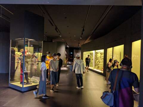 游客在奇美博物馆戴着口罩有秩序地参观历史文物
