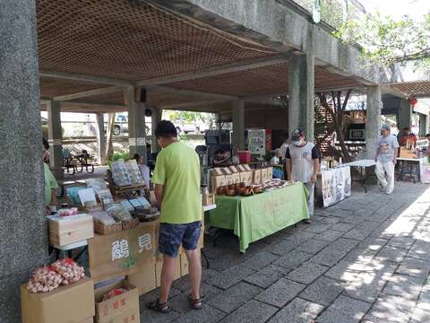 湖畔市集