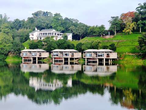 尖山埤江南渡假村美丽的风景吸引许多游客前去避暑-1