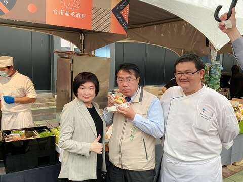 市长试吃台南晶英酒店特制在地风味汉堡