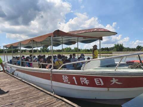 太陽能船遊湖迎秋