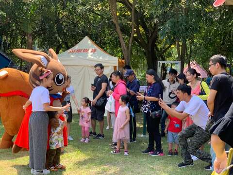 中秋連假第二天-頑皮世界野生動物園派出玩偶與遊客互動