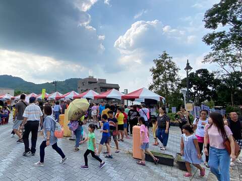 中秋连假第二天-关子岭温泉美食节假日市集游客聚集