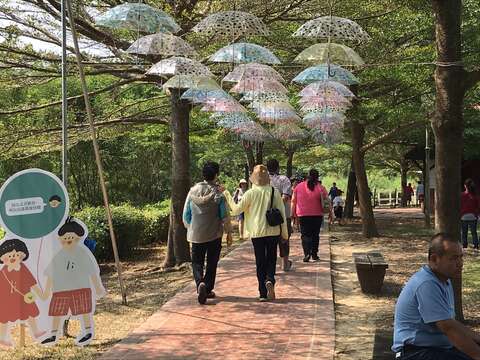 中秋连架第三天-德元埤荷兰村举办风车节吸引大量游客