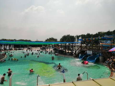 中秋节四天连假 乌山头水库新开放的游水设施受到民众喜爱