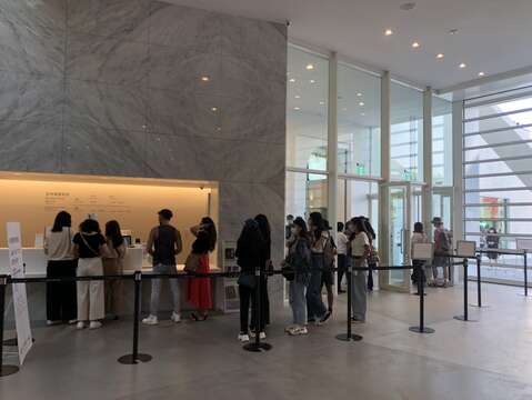 国庆连假第一天 台南美术馆游客排队购买票
