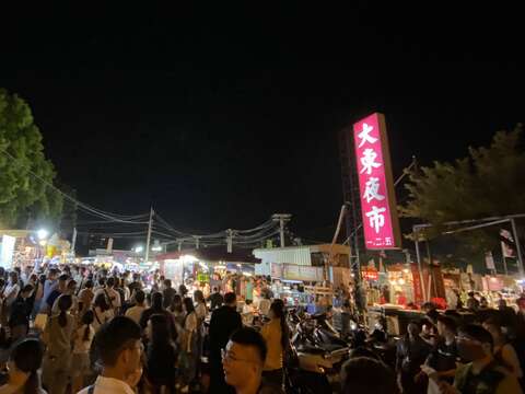 國慶連假-大東夜市人潮擠爆