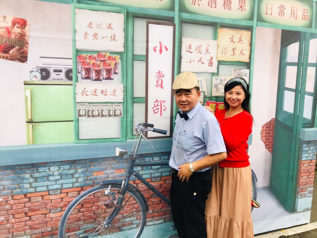 民众大排长龙地排队体验并与现场复刻场景拍照打卡,浪漫文青感十足