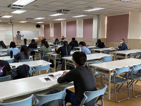 问路店英语班余境萱讲师进行教育训练