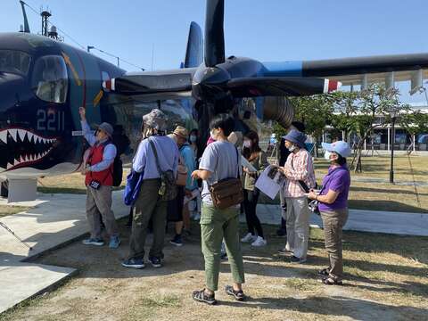 導覽協會理事邱明賢老師導覽德陽艦園區S-2T反潛機