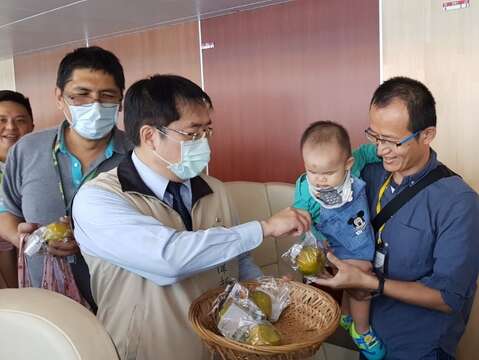 市长特别准备台南「正着时」酸甜可口的青皮椪柑赠送给每一位支持试营运首航的民众