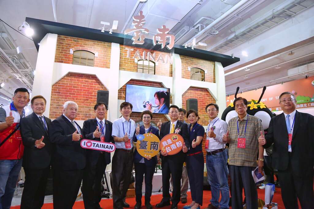 长官贵宾台南馆合影