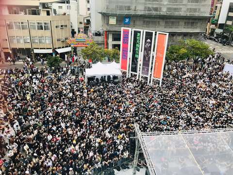 從南美館2館拍演唱會人潮