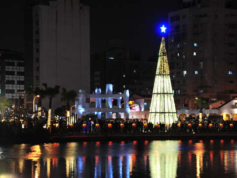 运河河乐圣诞树夜景