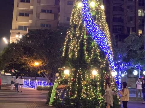 夢幻光雕投影秀啟動美麗的聖誕樹