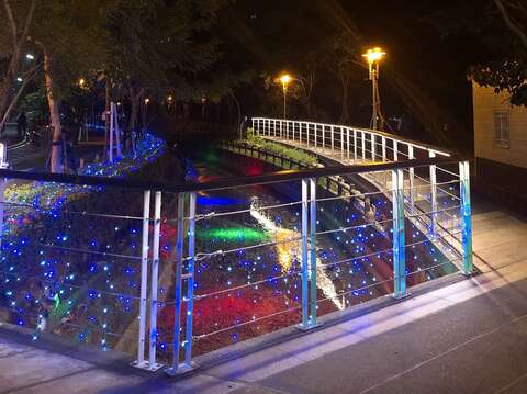 科技光雕投影秀點亮新營文化中心廣場上的聖誕樹及兩旁的綠川水岸廊道