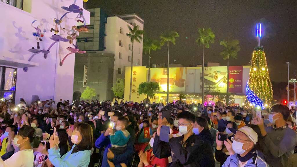 群众聆听优美歌声