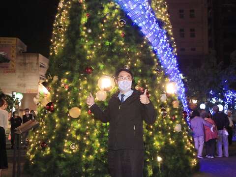 市长与圣诞树合照