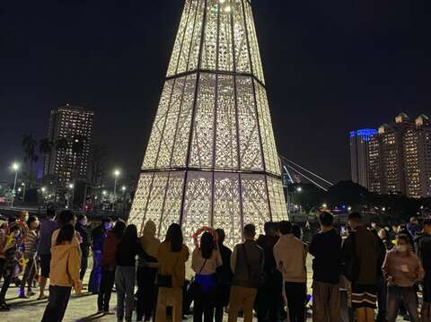 河樂廣場純白聖誕樹