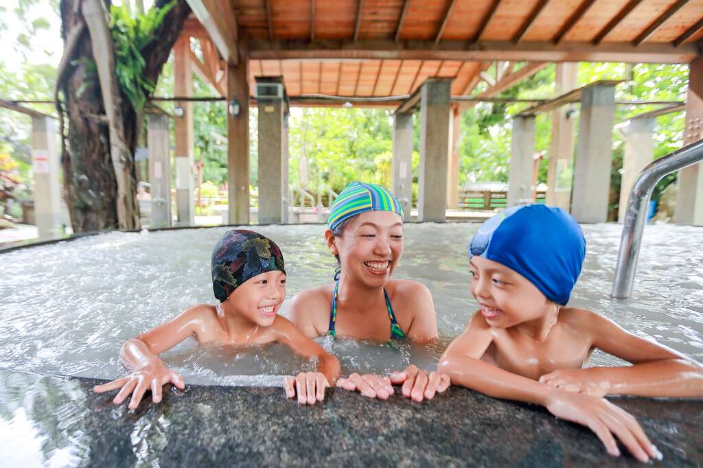 大人小孩泡了都暖心的关子岭泥浆温泉