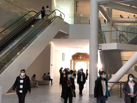 遊客在台南美術館遵守防疫措施戴上口罩參觀藝術展覽
