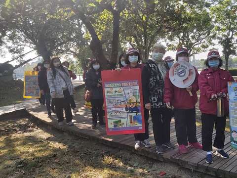 志工妈妈在虎头埤跟游客进行消防安全宣导