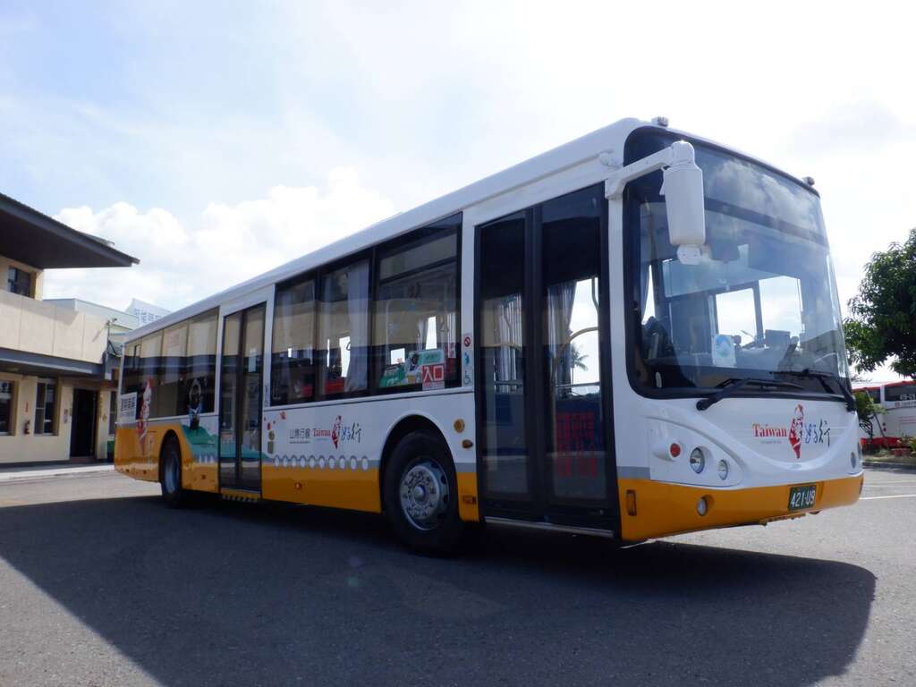 山博行线彩绘车