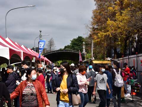 大年初三懸空法寺聚集許多人潮到廟裡求平安