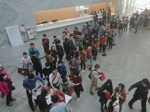 许多民众守秩序并戴上口罩排队进入台南美术馆