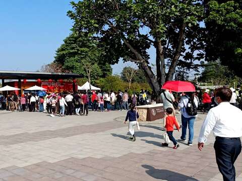 水道博物館一早就湧進人潮，遊客也都戴上口罩守秩序排隊