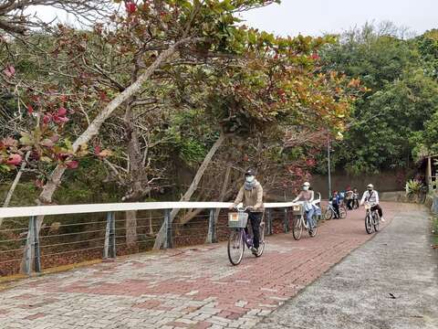 许多民众起个大早到虎头埤骑脚踏车健行