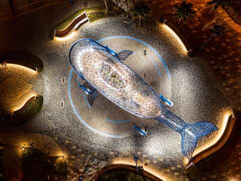 大魚的祝福廣場改善後增加融合作品的夜間照明2