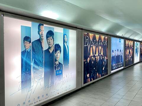 台南火车站地下道-五月天灯箱广告