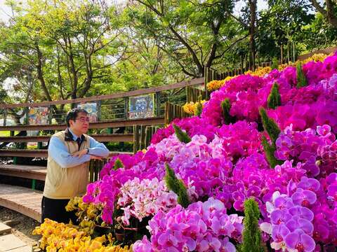 3.黃偉哲市長走向戶外賞蘭