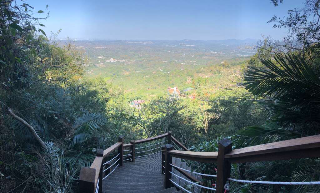 登上龙湖步道可远眺嘉南平原及高雄山区