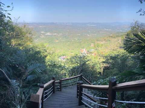 登上龙湖步道可远眺嘉南平原及高雄山区