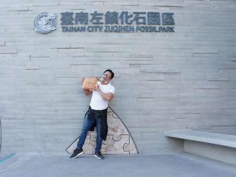 夢多帶著黃偉哲市長贈送的台灣好行山博行線考古包遊台南