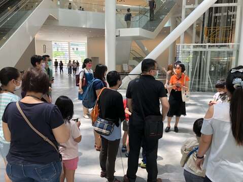 游客选择台南美术馆避开炎热天气