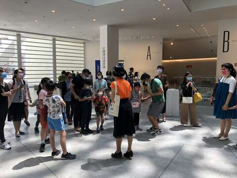 台南美术馆游客都配合戴上口罩